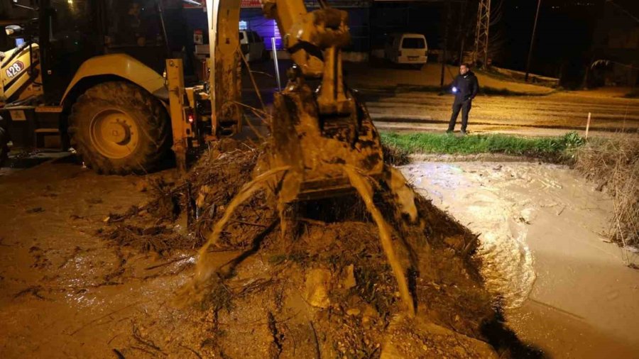 Mut’ta Aşırı Yağış Nedeniyle Kapanan Yol Ulaşıma Açıldı