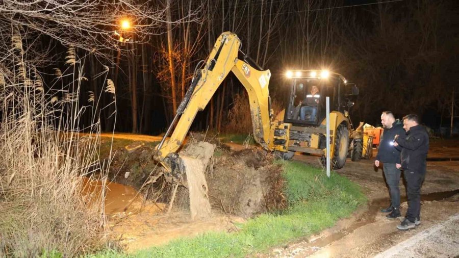 Mut’ta Aşırı Yağış Nedeniyle Kapanan Yol Ulaşıma Açıldı
