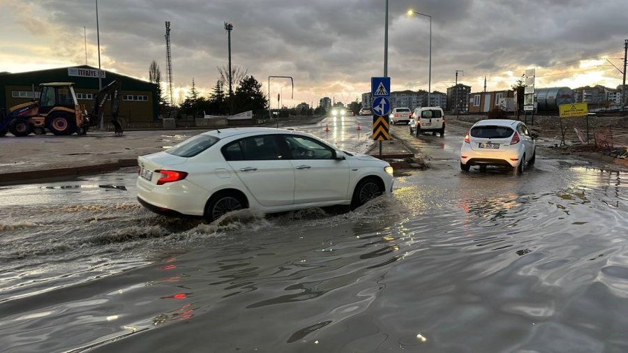 Niğde’de Sağanak Ve Fırtına Etkili Oldu