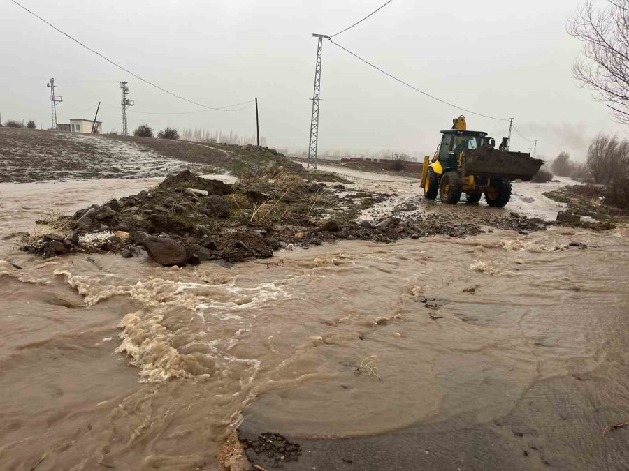 Niğde’de Sağanak Ve Fırtına Etkili Oldu