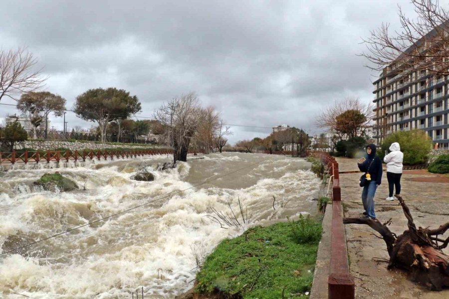 Şelale Şiddetli Rüzgarla Tersine Çağladı, Denizin Rengi Kahverengiye Büründü
