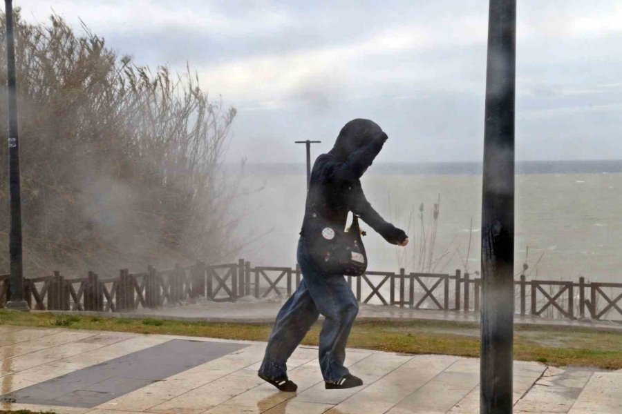 Şelale Şiddetli Rüzgarla Tersine Çağladı, Denizin Rengi Kahverengiye Büründü