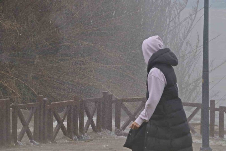 Şelale Şiddetli Rüzgarla Tersine Çağladı, Denizin Rengi Kahverengiye Büründü