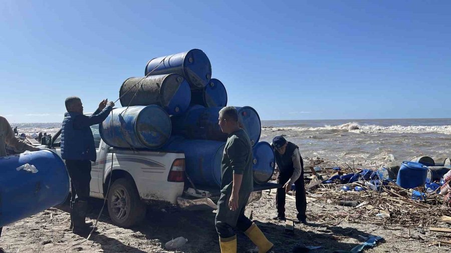 Taşan Çaydaki İşletme Yıkıldı, Sulara Kapılmak Üzere Olan Bir Köpek Son Anda Kurtarıldı