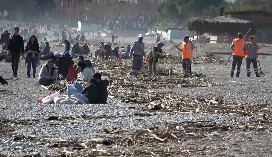 Konyaaltı Sahili’nde Selin İzleri Arasında Deniz Keyfi