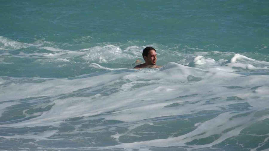 Konyaaltı Sahili’nde Selin İzleri Arasında Deniz Keyfi