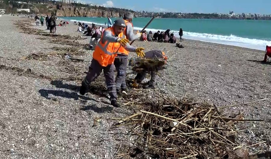 Konyaaltı Sahili’nde Selin İzleri Arasında Deniz Keyfi