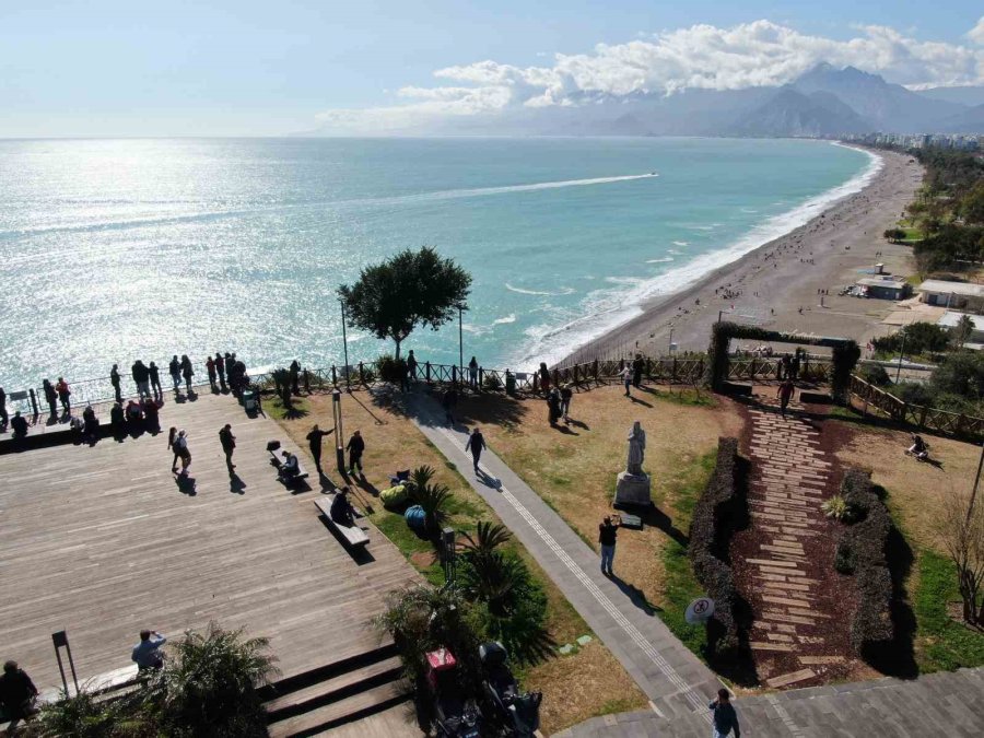 Konyaaltı Sahili’nde Selin İzleri Arasında Deniz Keyfi