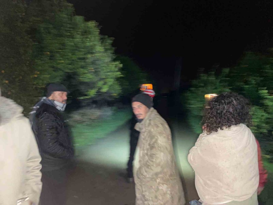 Antalya’da Sel Sularının Bastığı Barınakta Mahsur Kalan 27 Köpek Botlarla Kurtarıldı