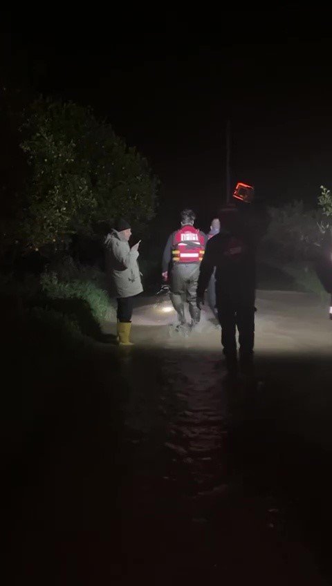 Antalya’da Sel Sularının Bastığı Barınakta Mahsur Kalan 27 Köpek Botlarla Kurtarıldı