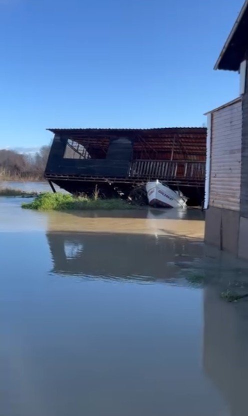 Antalya Serik’te Taşan Irmak Suları Tarım Arazileri Ve Caddeleri Sular Altında Bıraktı