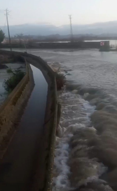 Antalya Serik’te Taşan Irmak Suları Tarım Arazileri Ve Caddeleri Sular Altında Bıraktı