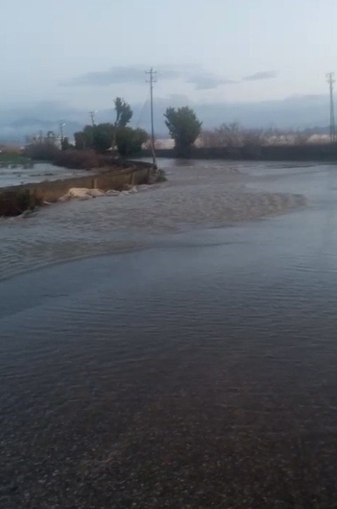 Antalya Serik’te Taşan Irmak Suları Tarım Arazileri Ve Caddeleri Sular Altında Bıraktı
