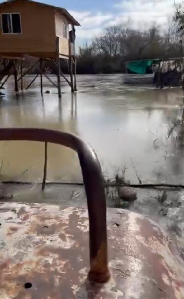 Antalya Serik’te Taşan Irmak Suları Tarım Arazileri Ve Caddeleri Sular Altında Bıraktı