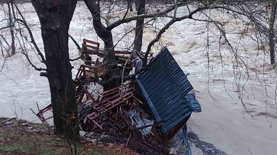 Gündoğmuş’ta Sağanak, Uçansu Şelalesi’ni Coşturdu