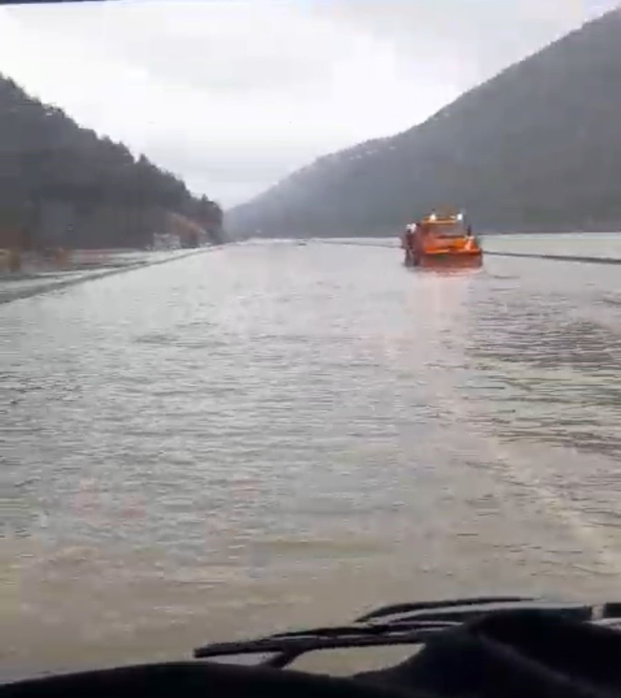 Dün Yağan Sağanak Karayolunu Göle Döndürdü