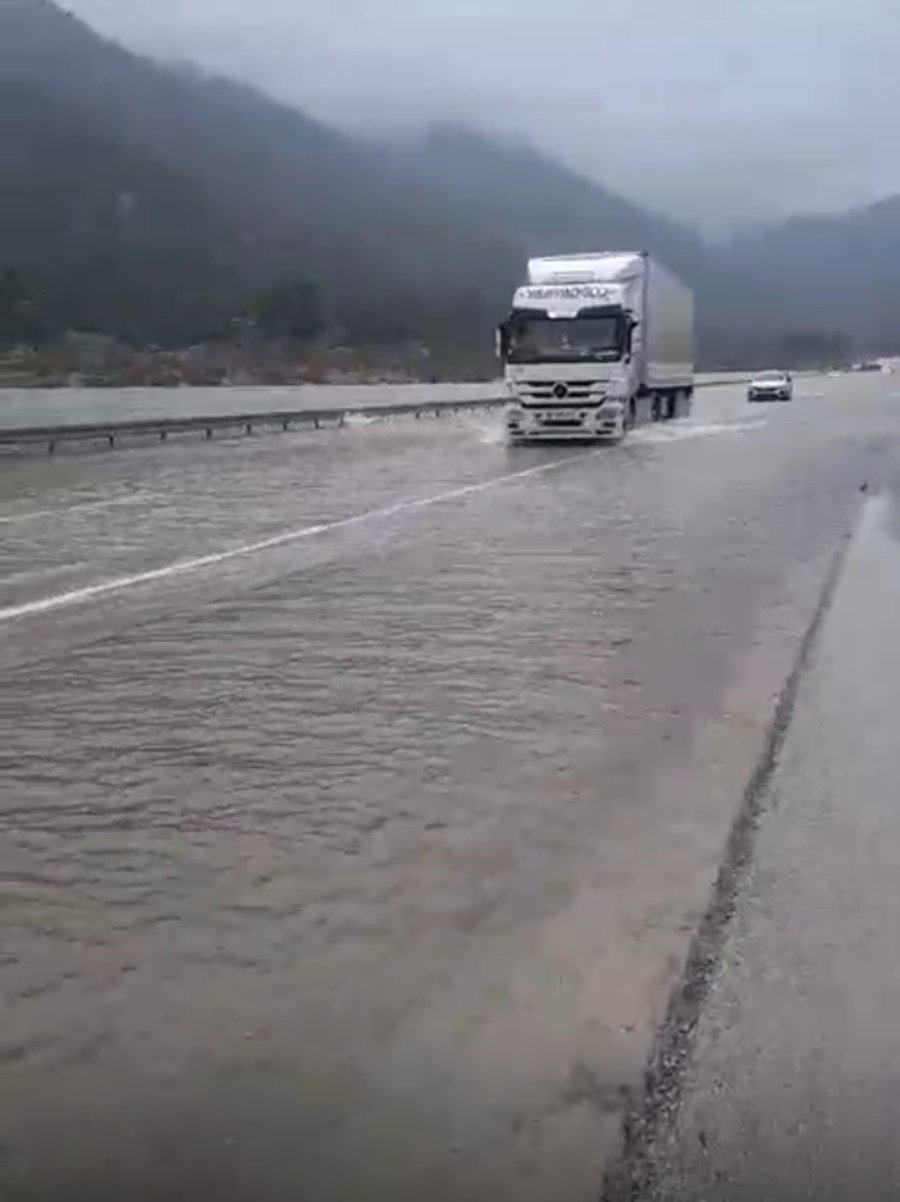 Dün Yağan Sağanak Karayolunu Göle Döndürdü