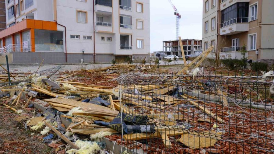 Uçan Çatının Altında Kalmaktan Saniyelerle Kurtuldu