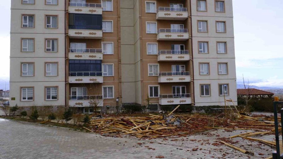 Uçan Çatının Altında Kalmaktan Saniyelerle Kurtuldu