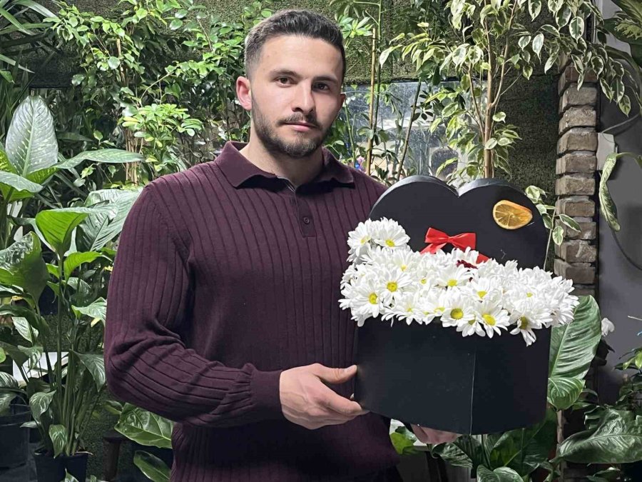Sevgisini Çiçekle Anlatanlar Çiçek Tercih Ediyor