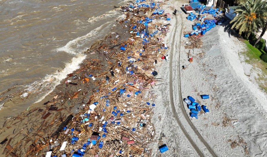 Taşan Çaydaki İşletme Yıkıldı, Sulara Kapılmak Üzere Olan Bir Köpek Son Anda Kurtarıldı