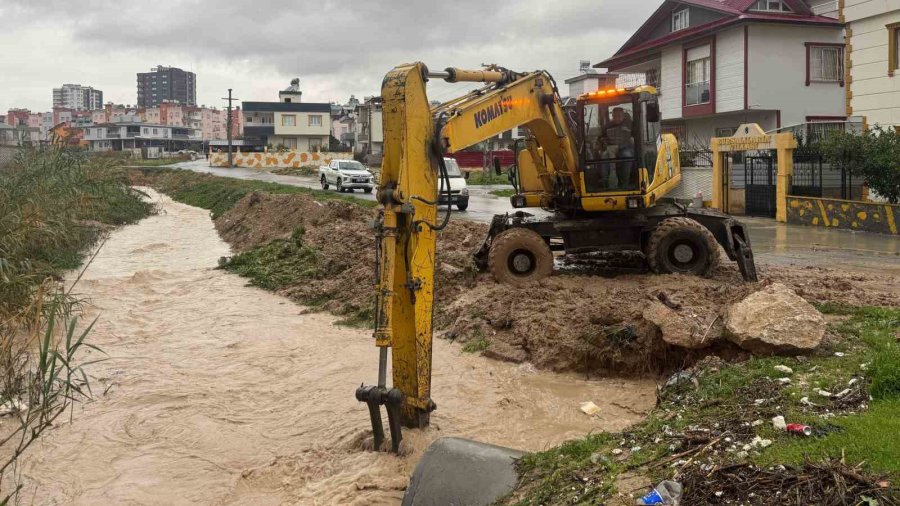 Tarsus’ta Sağanak Yağışlara Ekipler Anında Müdahale Etti