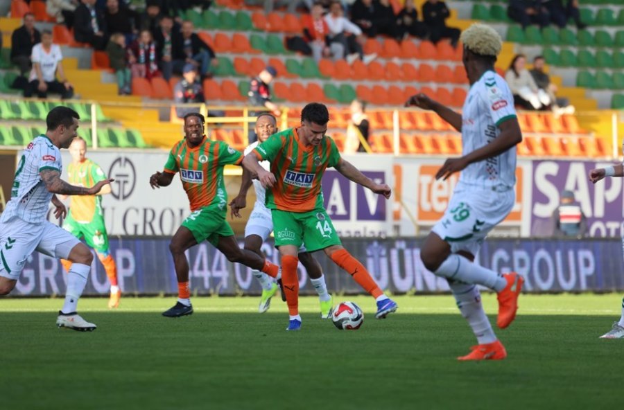 Trendyol Süper Lig: Alanyaspor: 1 - Konyaspor: 0 (ilk Yarı)