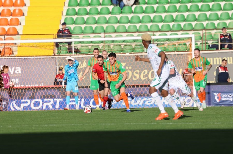 Trendyol Süper Lig: Alanyaspor: 1 - Konyaspor: 0 (ilk Yarı)