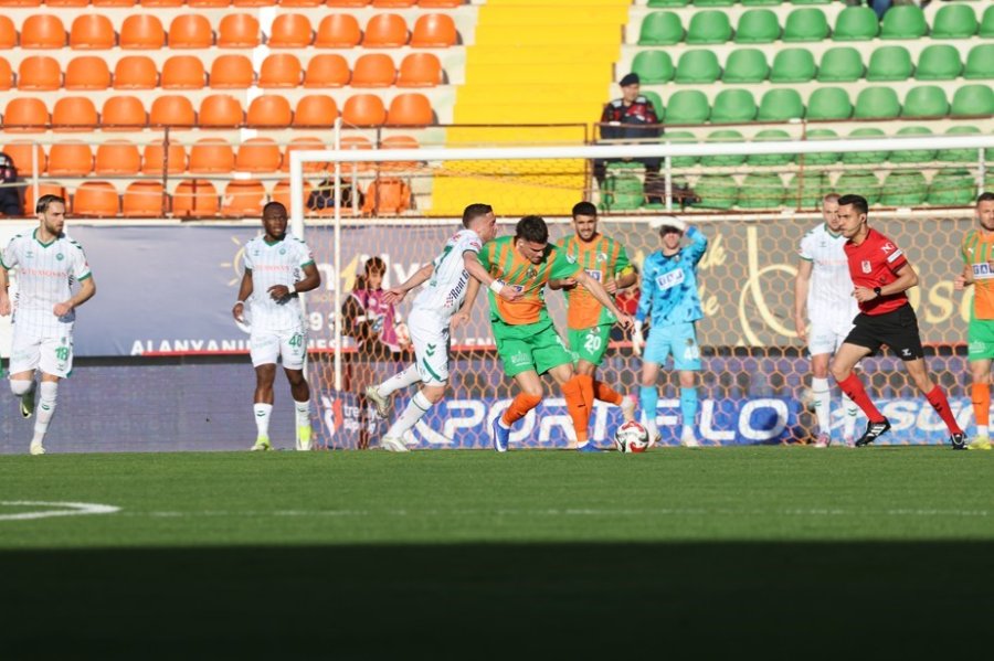 Trendyol Süper Lig: Alanyaspor: 1 - Konyaspor: 0 (ilk Yarı)