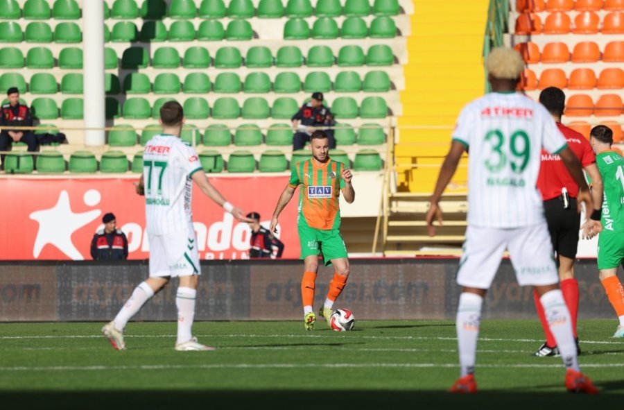 Trendyol Süper Lig: Alanyaspor: 1 - Konyaspor: 0 (ilk Yarı)
