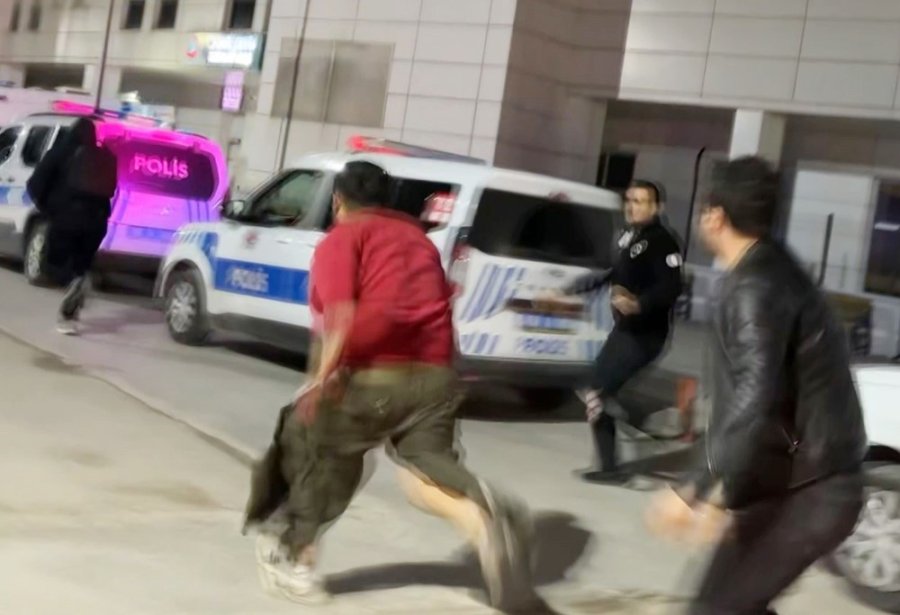 Bıçaklanarak Yaralandılar, Sedyeden Atlayıp Gazetecilere Saldırdılar: O Anlar Kamerada