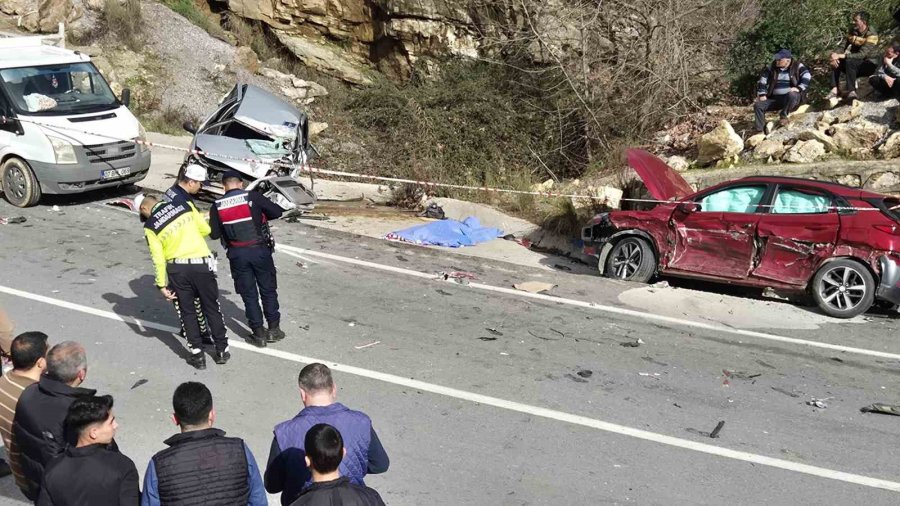 Alanya’da 3 Araçlı Zincirleme Kaza: 1 Ölü, 3 Yaralı