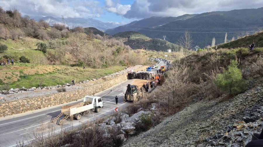 Alanya’da 3 Araçlı Zincirleme Kaza: 1 Ölü, 3 Yaralı