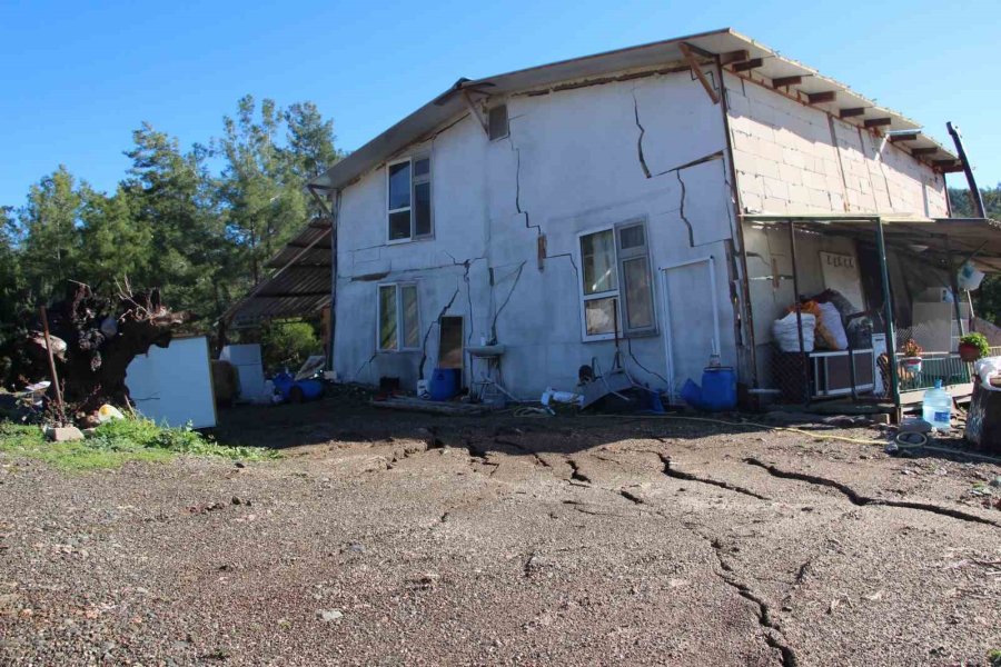 Antalya’da Heyelan Evlerin Duvarlarını Çatlattı, Seralara Dev Kayalar Düştü