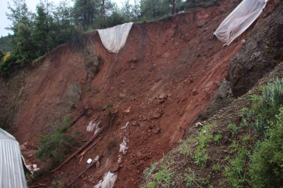 Antalya’da Heyelan Evlerin Duvarlarını Çatlattı, Seralara Dev Kayalar Düştü
