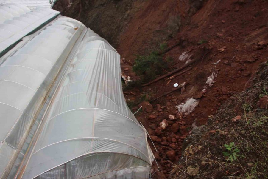 Antalya’da Heyelan Evlerin Duvarlarını Çatlattı, Seralara Dev Kayalar Düştü