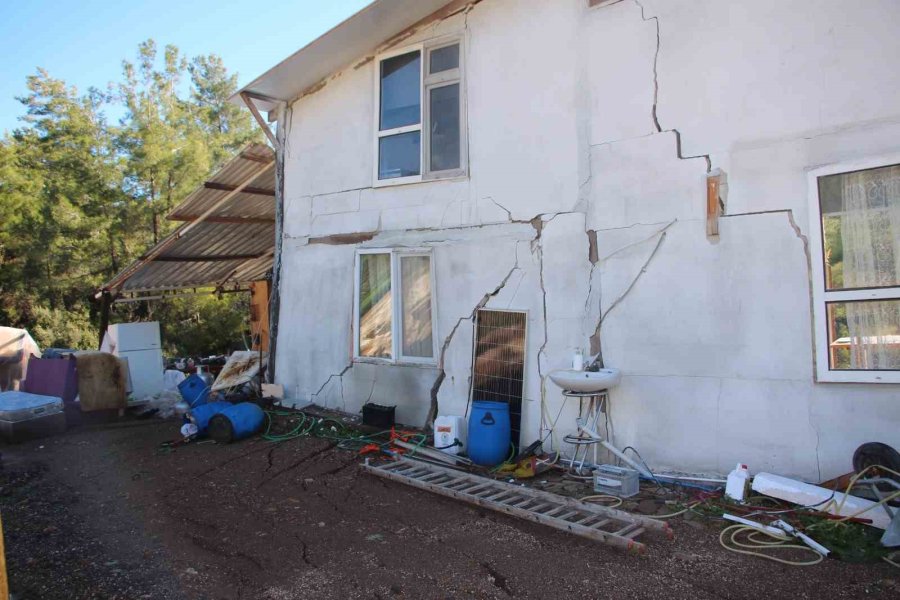 Antalya’da Heyelan Evlerin Duvarlarını Çatlattı, Seralara Dev Kayalar Düştü