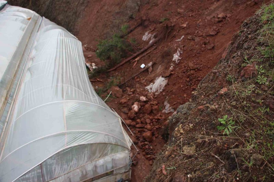 Antalya’da Heyelan Evlerin Duvarlarını Çatlattı, Seralara Dev Kayalar Düştü