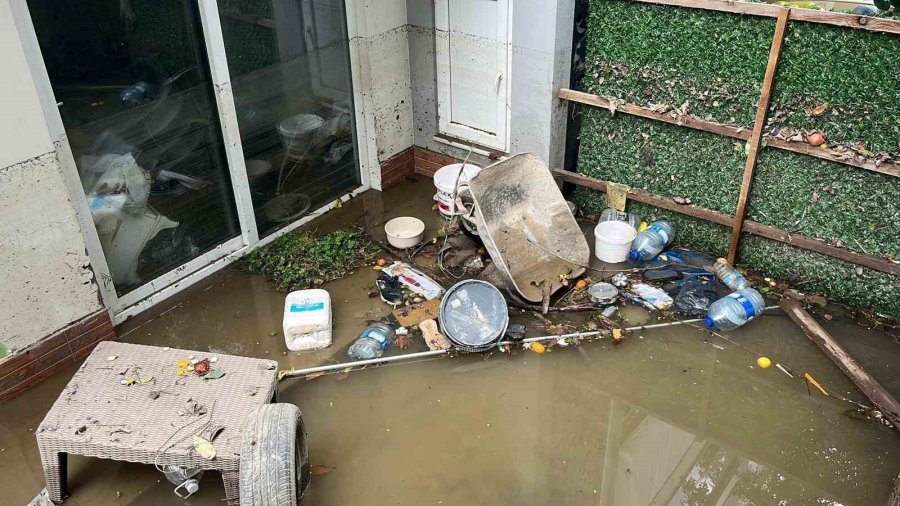 Alanya’da Debi Yükseldi, Çay Kenarındaki İşletmeler Sele Kapıldı