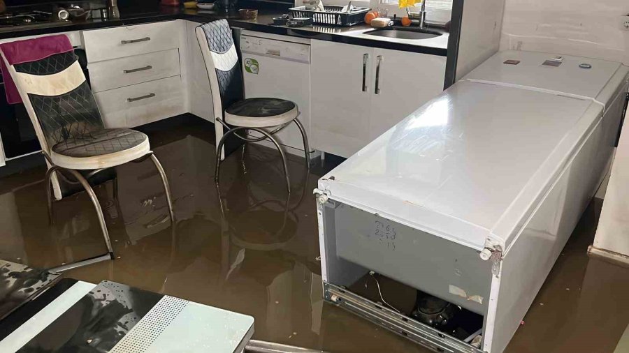 Alanya’da Debi Yükseldi, Çay Kenarındaki İşletmeler Sele Kapıldı