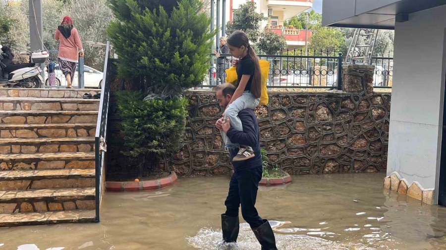 Alanya’da Debi Yükseldi, Çay Kenarındaki İşletmeler Sele Kapıldı