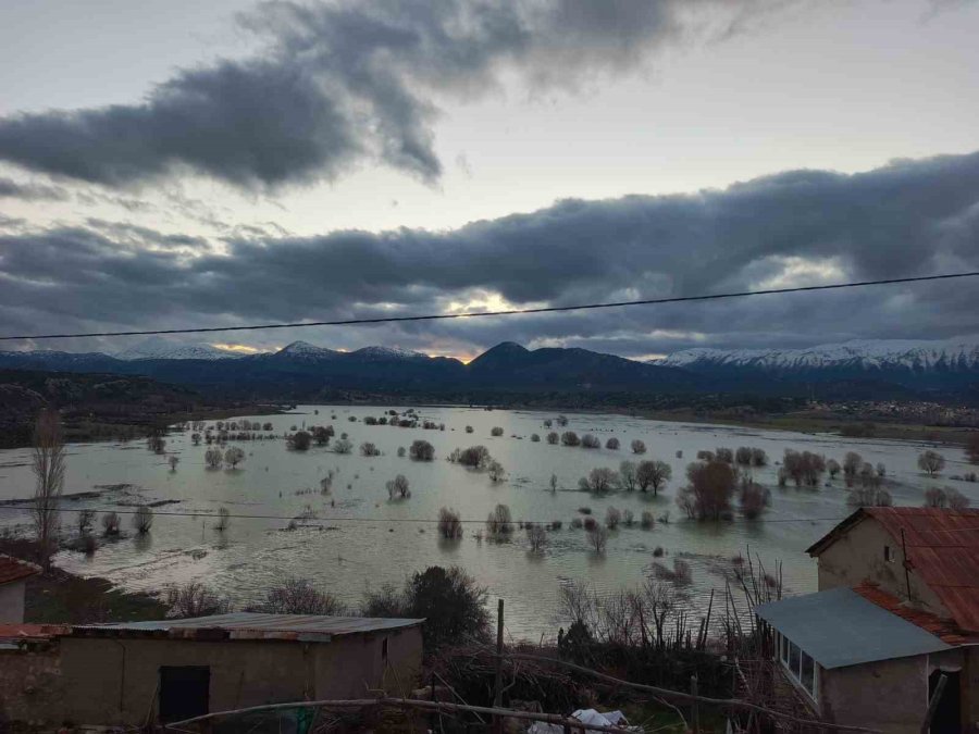 Gembos Kanalı Taştı, Ekili Alanlar Suyla Kaplandı