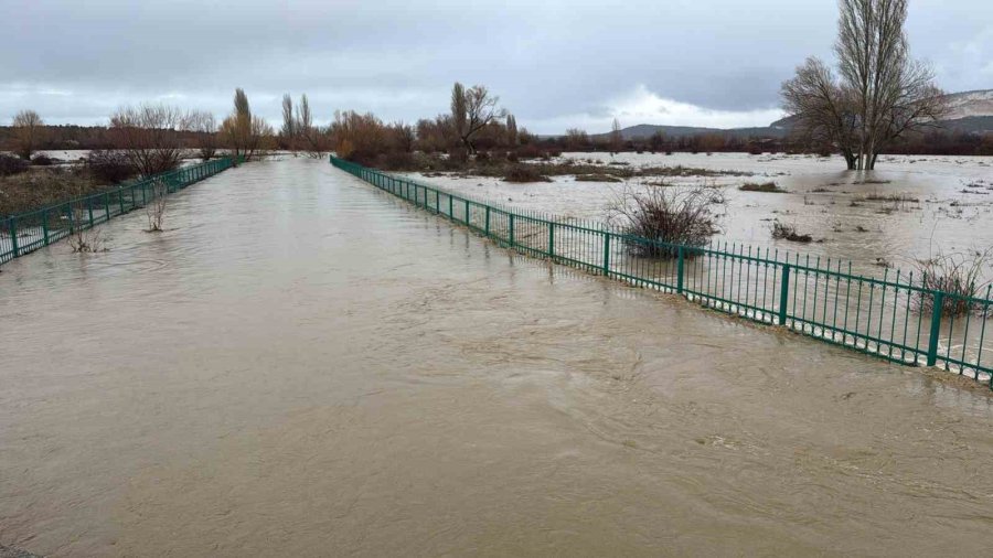 Gembos Kanalı Taştı, Ekili Alanlar Suyla Kaplandı