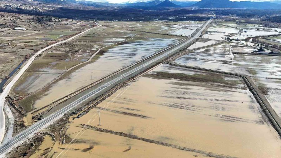 Gembos Kanalı Taştı, Ekili Alanlar Suyla Kaplandı
