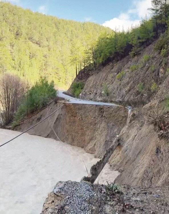 Gazipaşa’da Heyelan Yolu Yuttu