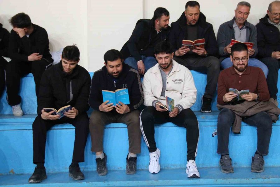 Aksaray’da File Önünde Maç Başlamadan Kitaplar Açıldı