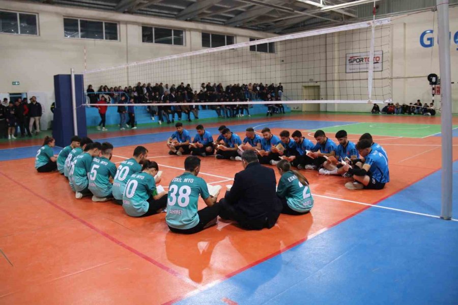 Aksaray’da File Önünde Maç Başlamadan Kitaplar Açıldı