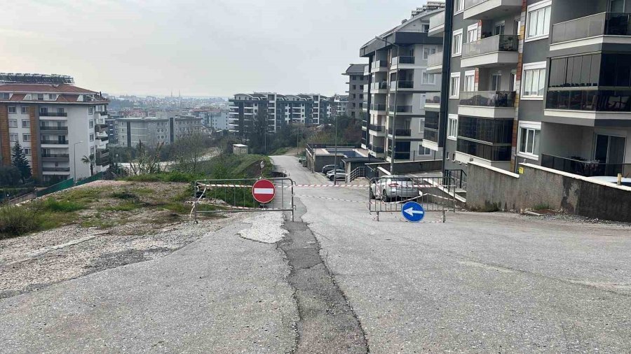 Alanya’da Şiddetli Yağış Sonrası Heyelan Oluştu, Yol Çöktü