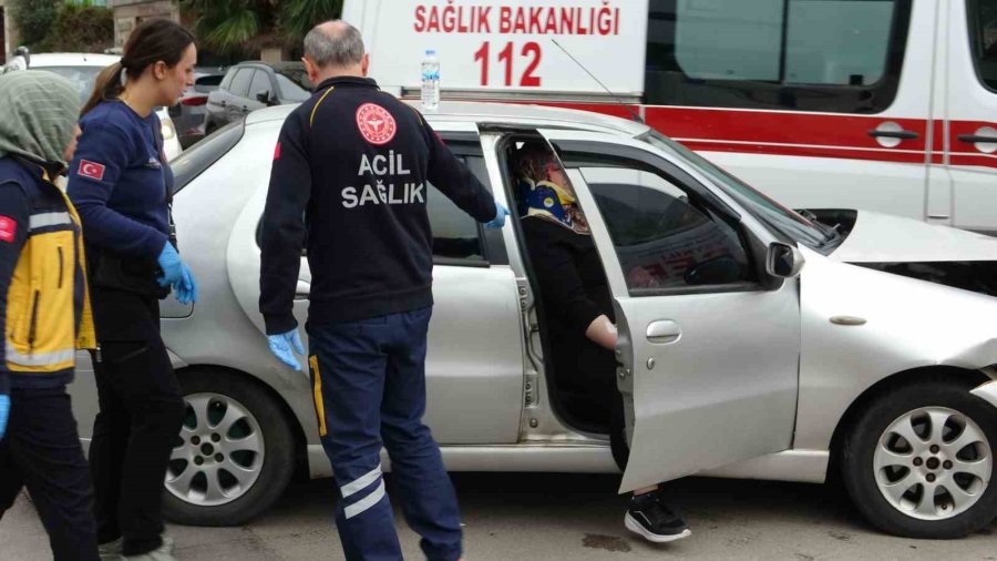 Antalya’da Otomobil İle Hafif Ticari Kavşakta Çarpıştı: 3 Yaralı