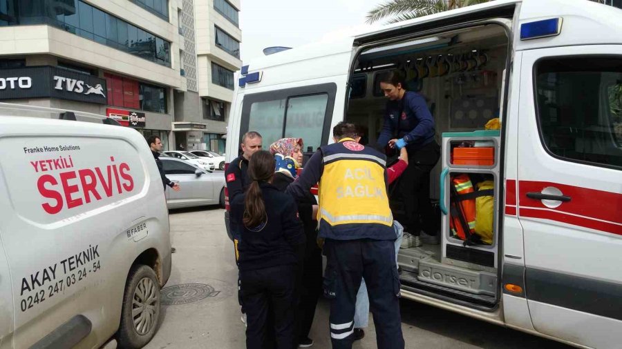 Antalya’da Otomobil İle Hafif Ticari Kavşakta Çarpıştı: 3 Yaralı